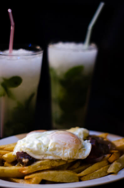 chorrillana para picar y mojitos helados