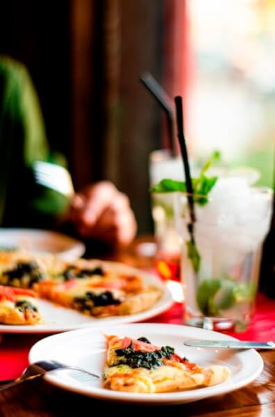 Pizza Margarita con aceitunas y pesto