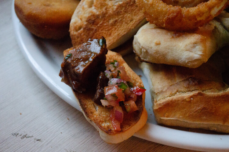 Tostada con carne mechada y pebre