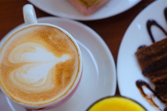 Promo de cafe, jugo natural y torta