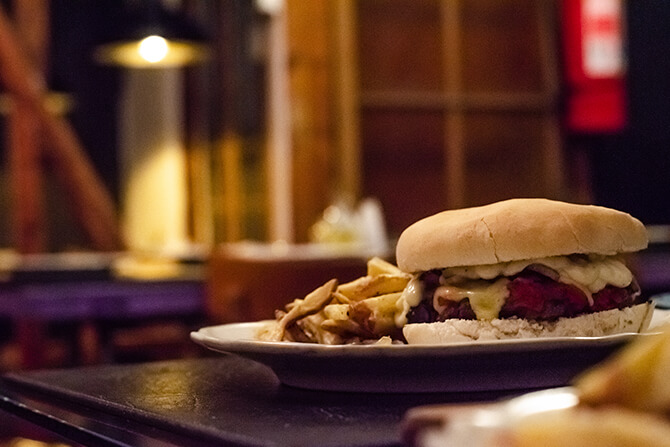 Hamburguesa con tocino, queso, cebolla y mayonesa - La Tegualda