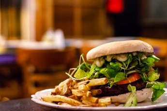 Hamburguesa italiana con berros y berenjena - La Tegualda