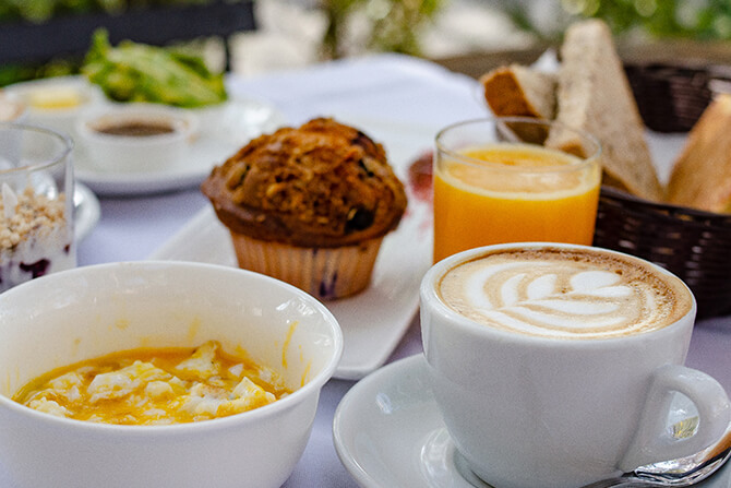 Brunch con café, vitamina de naranja, huevos y más
