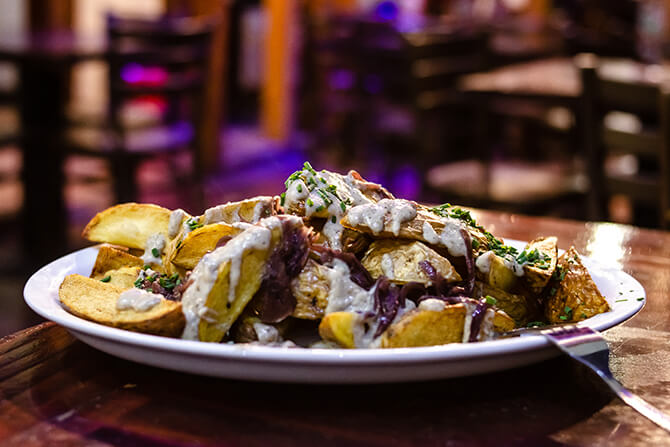 Papas fritas rústicas con salsa de cebolla y champiñones al vino tinto