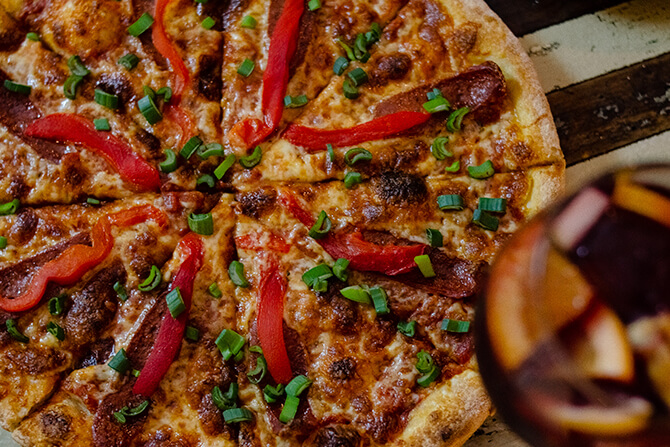 pizza-y-sangria-peyuco