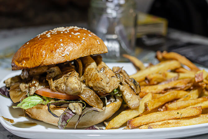 Sándwich de pollo con mostaza y vegetales de La Picá Francesa