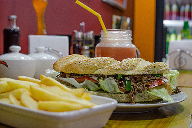 Sándwich con mechada y vegetales de Sudamerican Sándwich