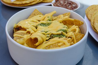 Nachos con Guacamole y Cheddar de picada Tacontento