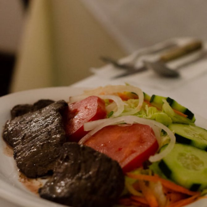 Entraña con ensalada surtida