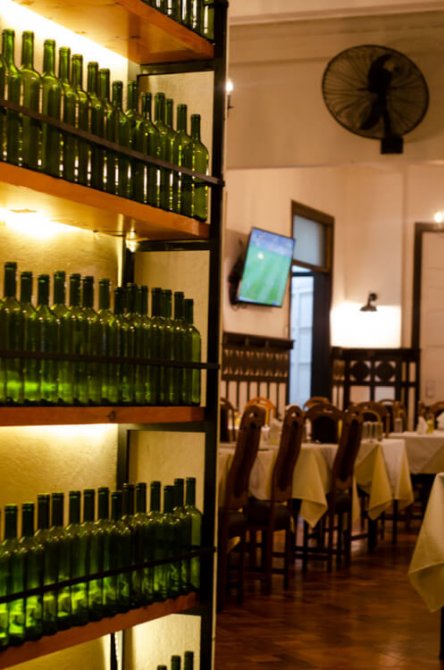 Decoración con botellas en Casa Juancho